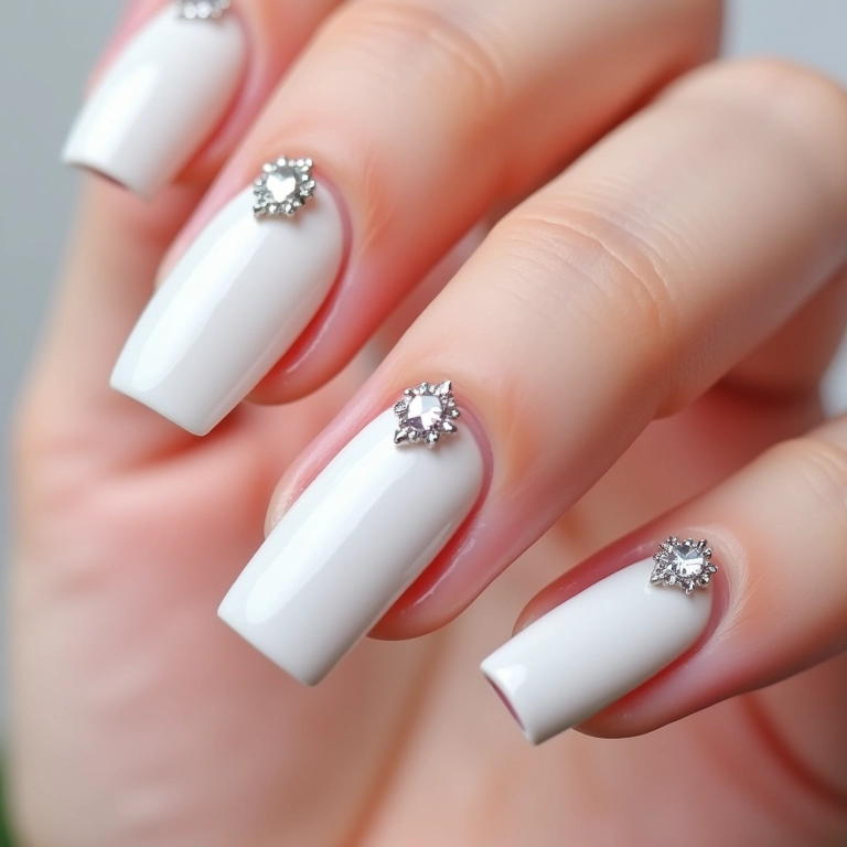 Unhas brancas com pedrarias: luxo.