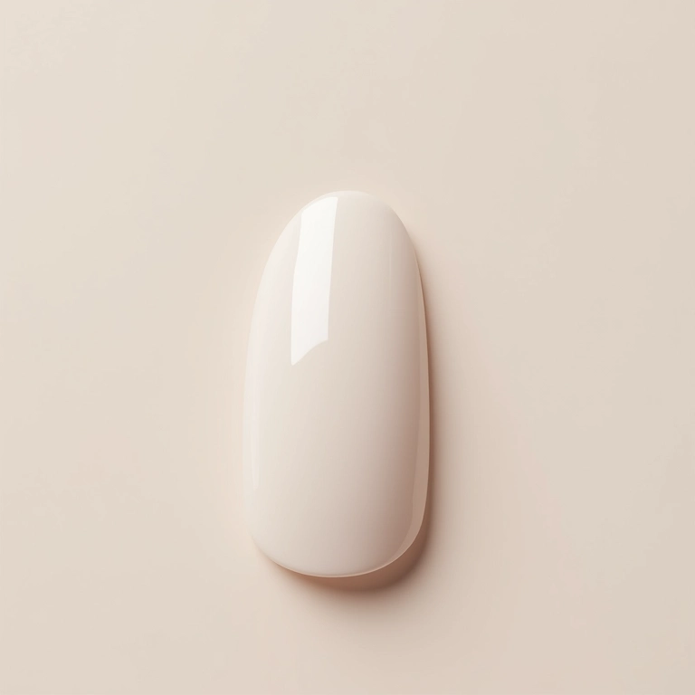 Unhas brancas em fundo minimalista.
