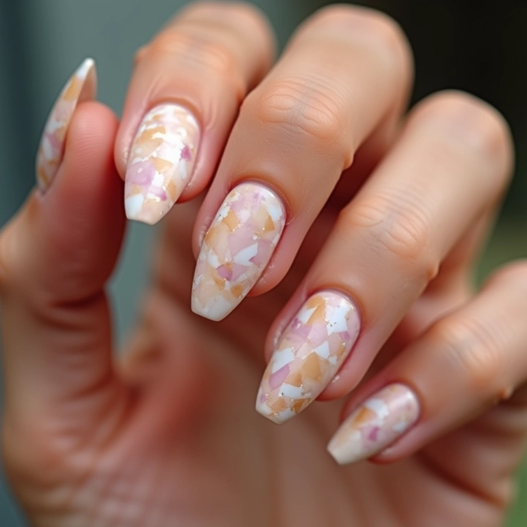 Unhas de fibra de vidro almond com desenhos geométricos.