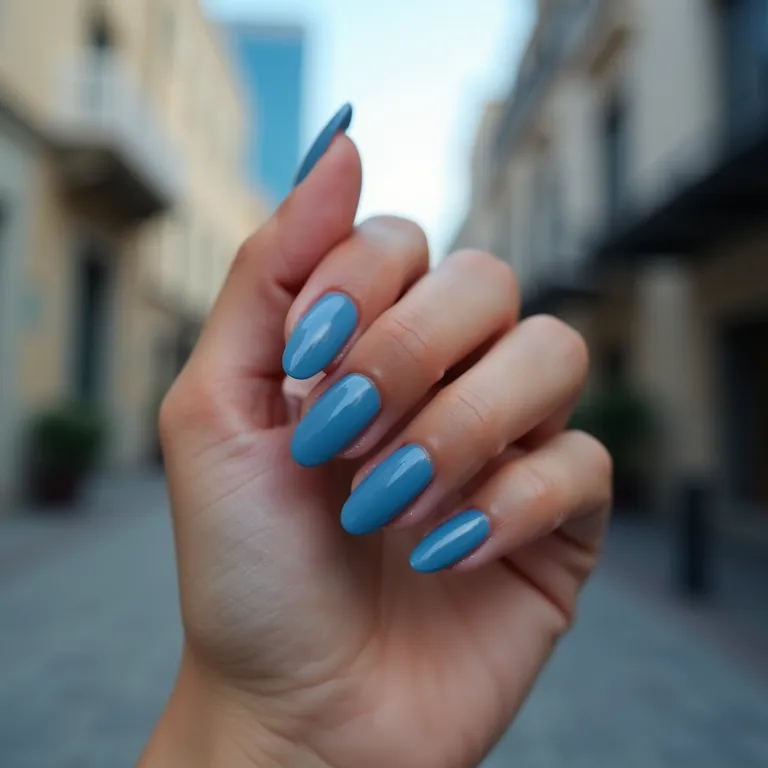Unhas de gel azul, modernidade e ousadia.
