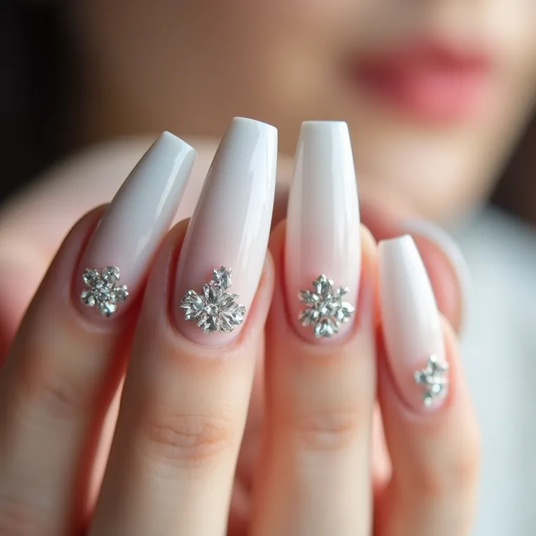 Unhas de gel brancas decoradas com pedrarias delicadas.
