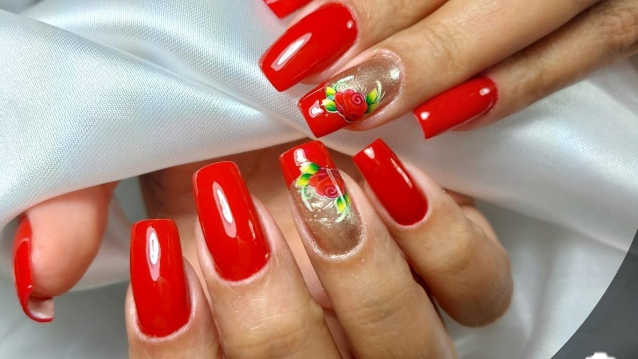 Unhas de gel vermelhas com adesivos ...