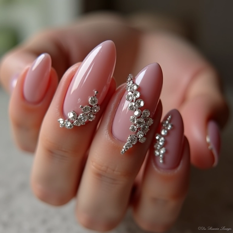 Unhas decoradas formato almond com pedrarias, luxuosas e detalhadas.