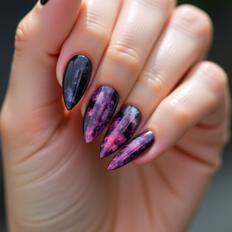 Unhas geométricas com gel e linhas contrastantes.