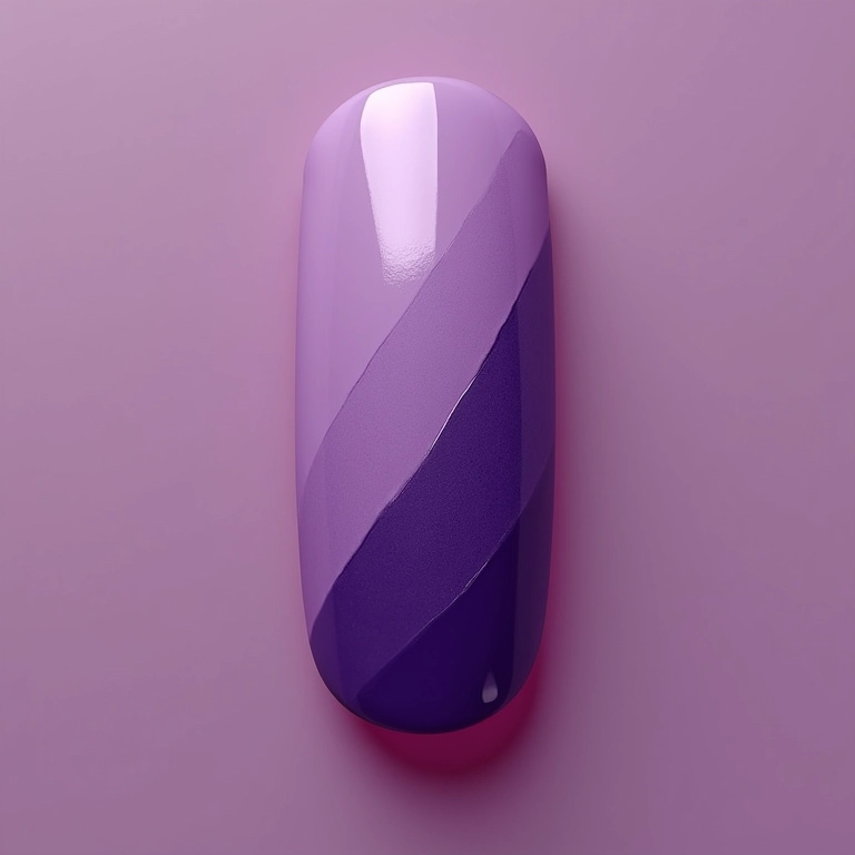 Unhas geométricas roxo e lilás com design moderno.