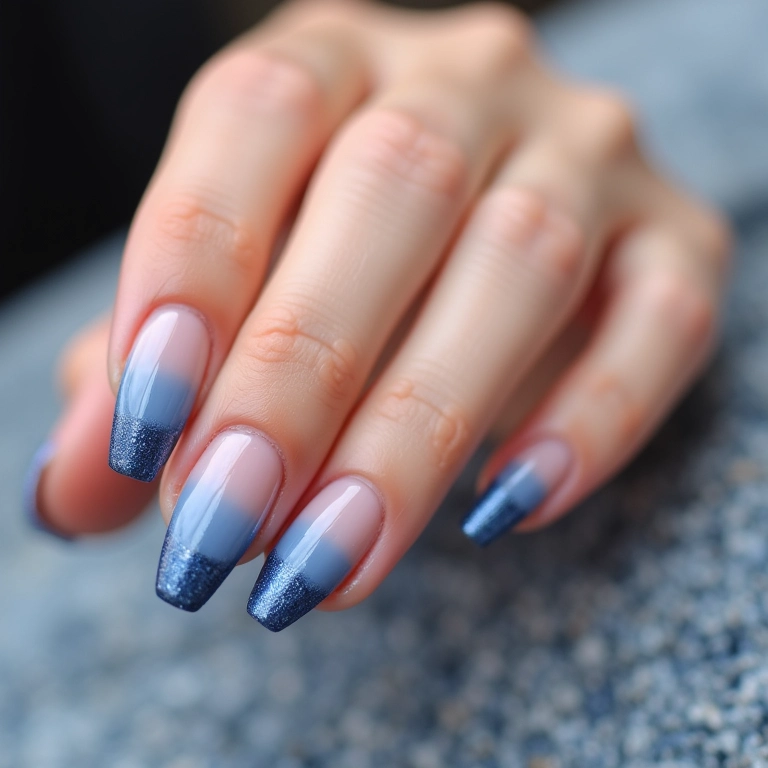 Unhas jeans com francesinha azul clara.
