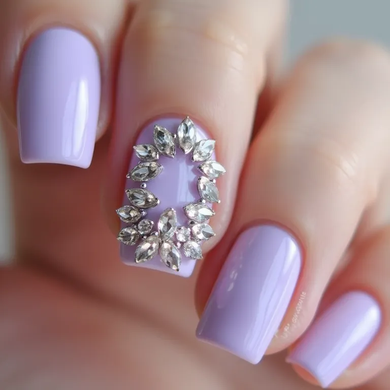 Unhas lilás pastel com pedrarias.