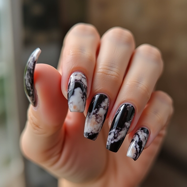 Unhas marmorizadas nude e preto: arte e sofisticação.