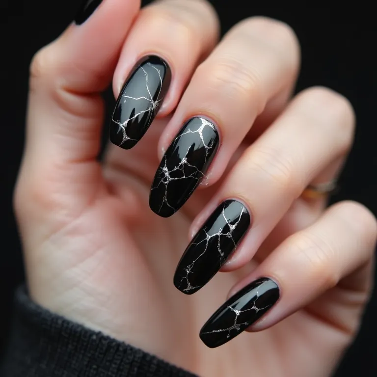 Unhas marmorizadas pretas, elegância e originalidade.