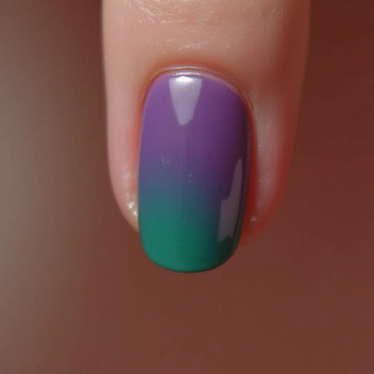 Unhas ombré com verde e roxo, transição suave.