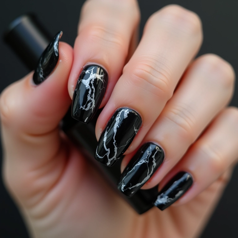 Unhas pretas com efeito mármore elegante.