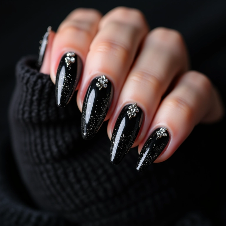 Unhas pretas com pedrarias e detalhes luxuosos.
