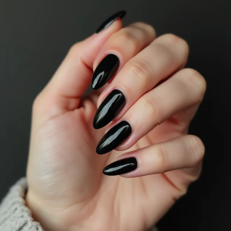 Unhas pretas lisas, minimalismo chic.