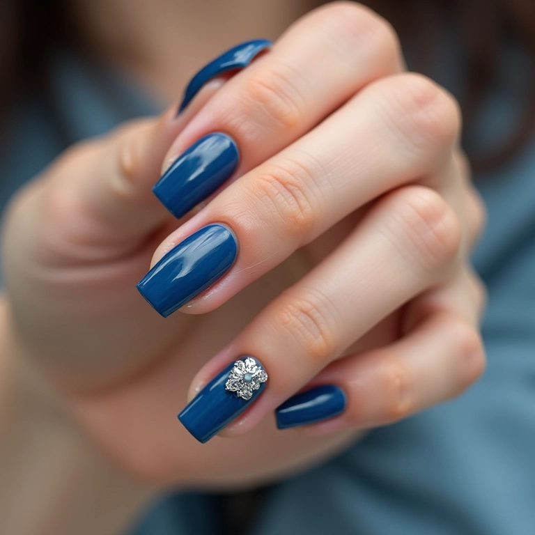 Unhas quadradas azuis com filha única decorada.