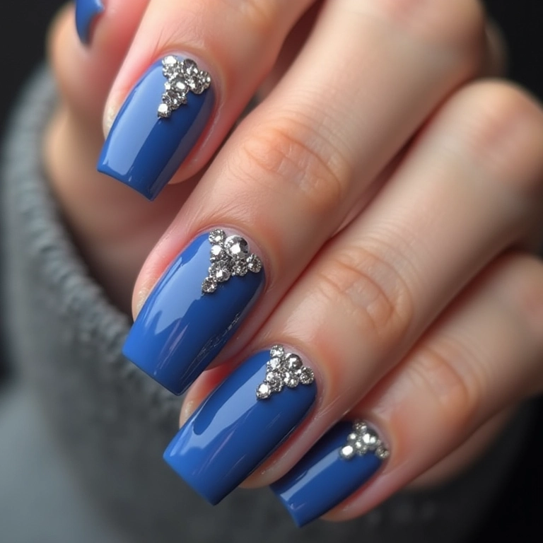 Unhas quadradas azuis com pedrarias.