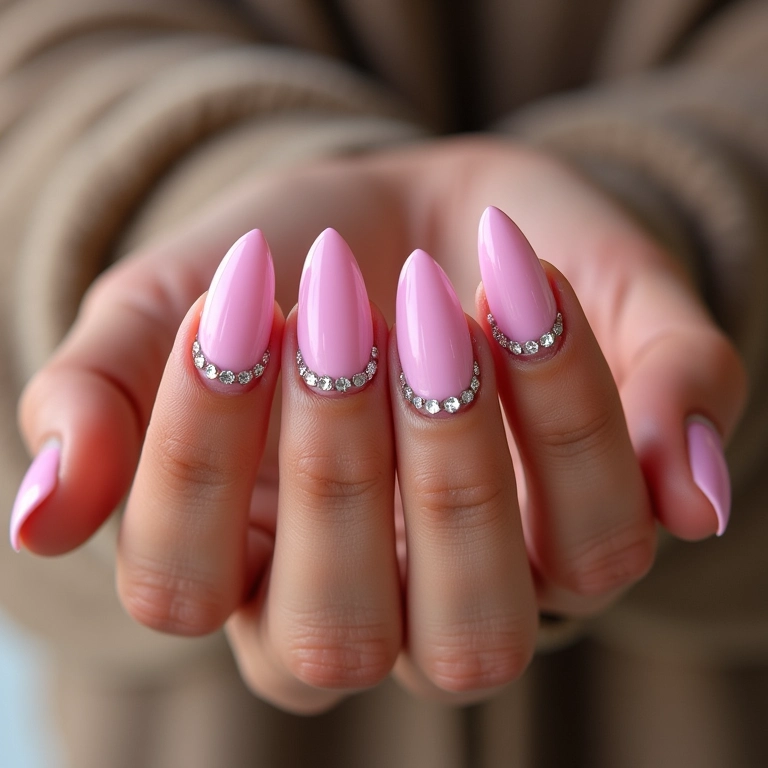 Unhas rosa pink encapsulada com pedrarias brilhantes.