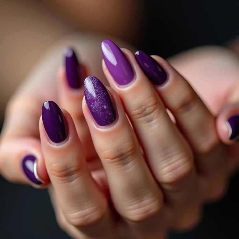 Unhas roxas decoradas com diversos designs elegantes e sofisticados.