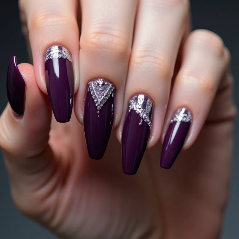 Unhas roxo escuro geométricas.