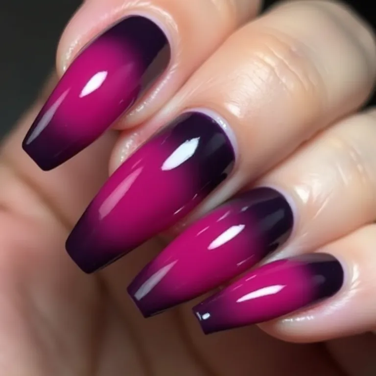 Unhas stiletto (agulha) com efeito ombre ousado em tons de roxo e rosa.