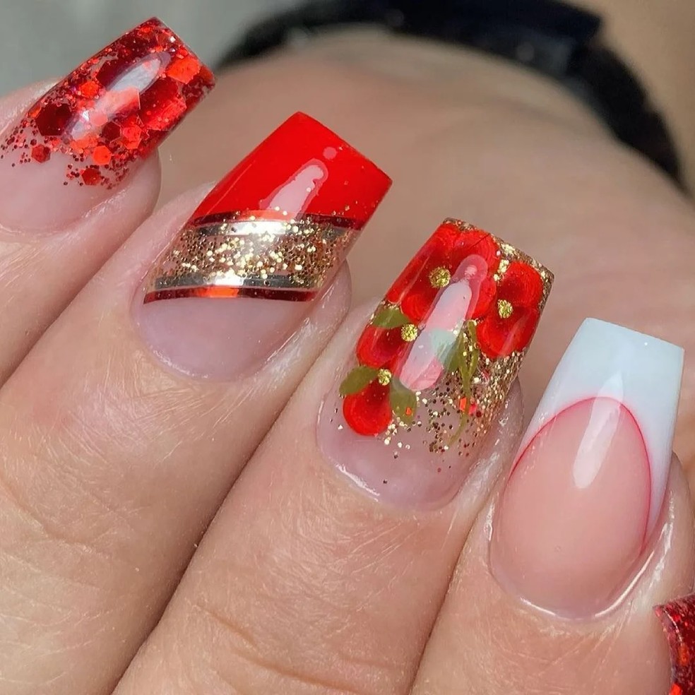 Unhas decoradas vermelhas com dourado ...