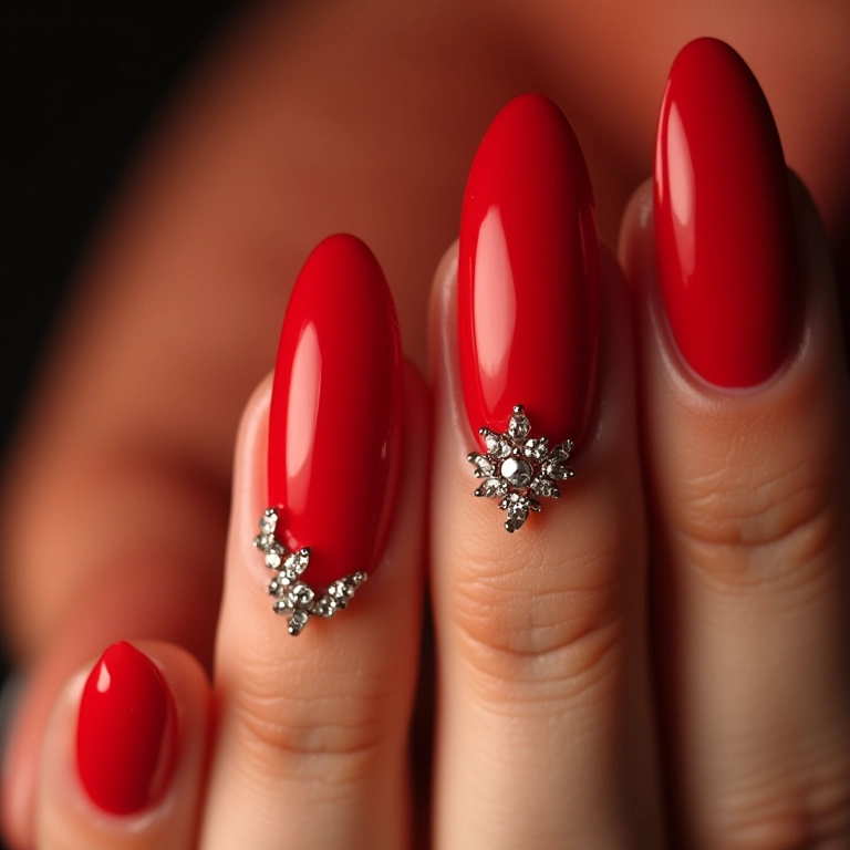 Unhas vermelhas com pedrarias: luxo e sofisticação.