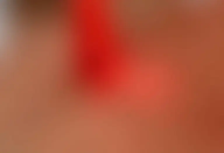 Aplicação de esmalte vermelho em unhas bem cuidadas