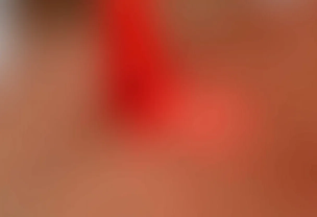 Aplicação de esmalte vermelho em unhas bem cuidadas