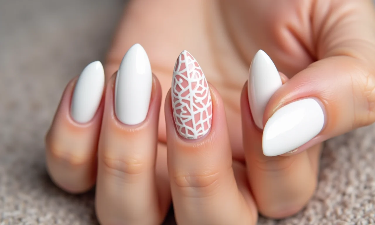 Desenhos geométricos em unhas almond brancas.