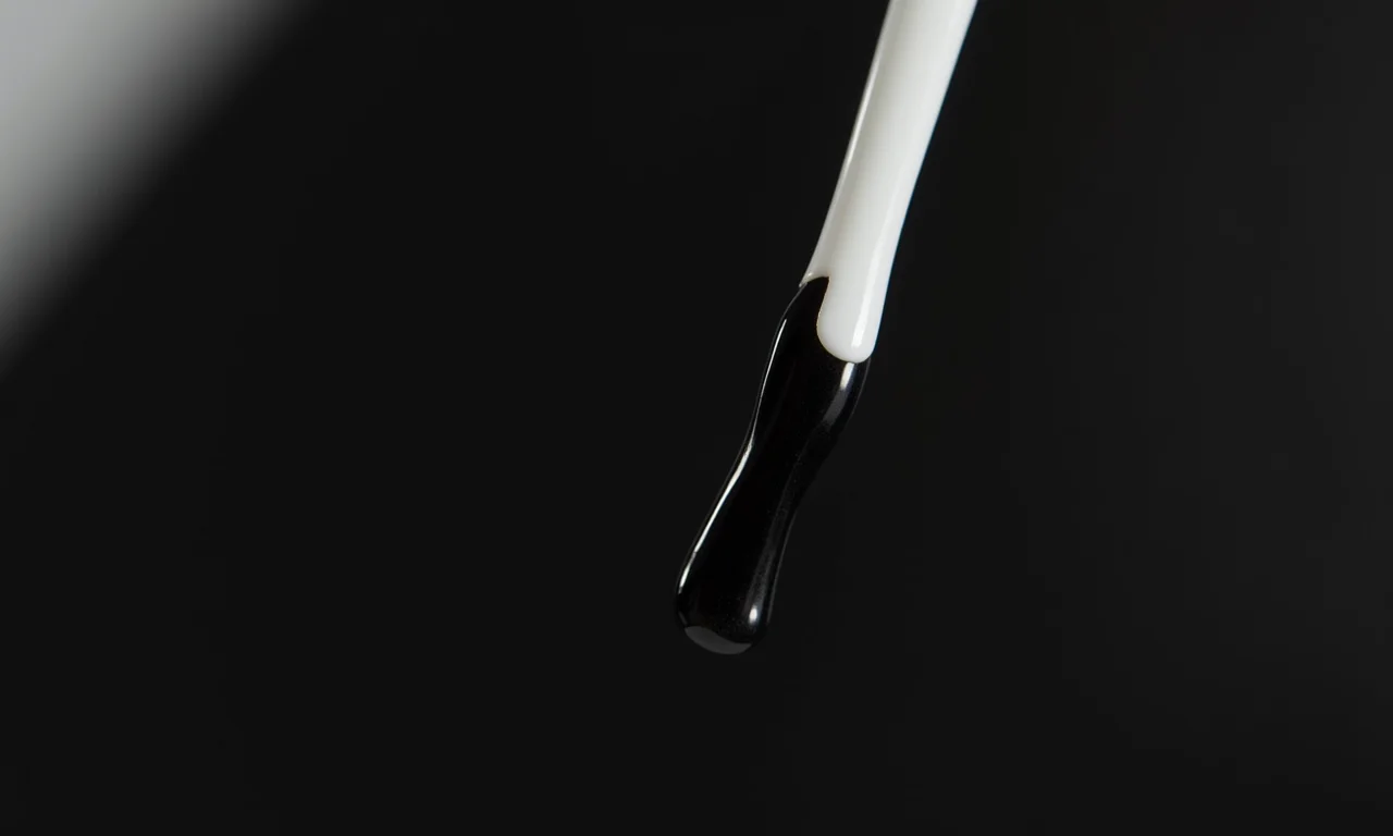 Esmalte preto Impala da coleção Diversão.