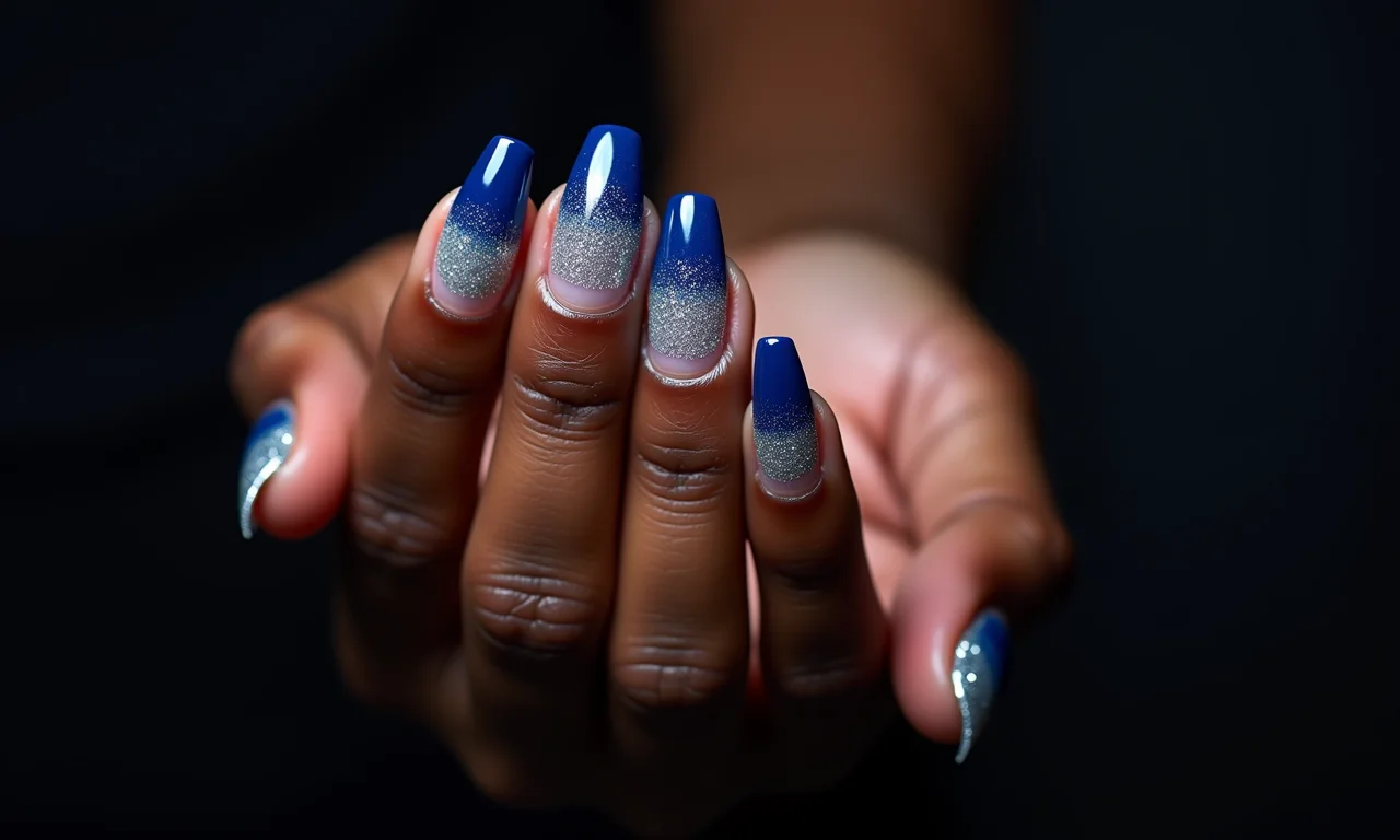 Francesinha reversa com glitter prateado e base azul escura.