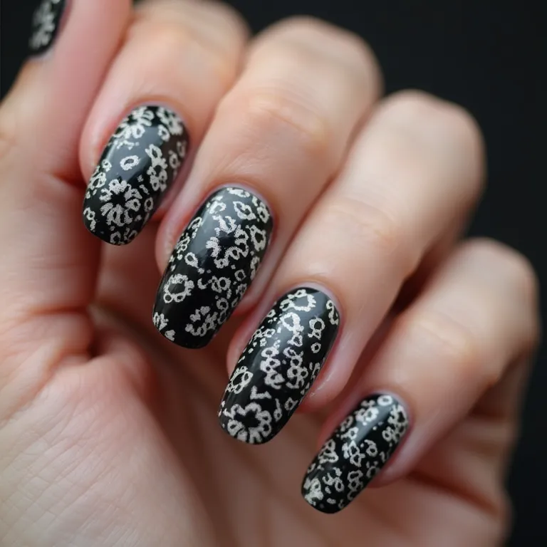 Unhas de gel preta e branca com animal print.