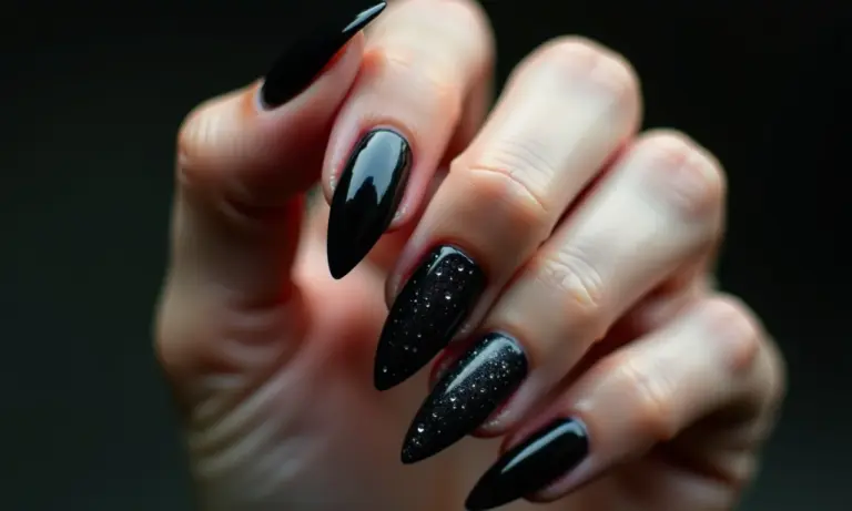 Unhas decoradas estilo Wandinha Addams, gótico moderno.