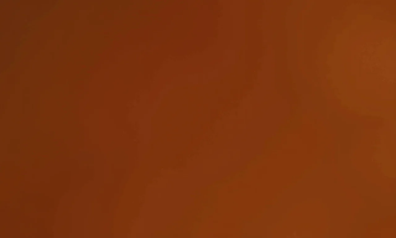 Unhas douradas com glitter, glamour.