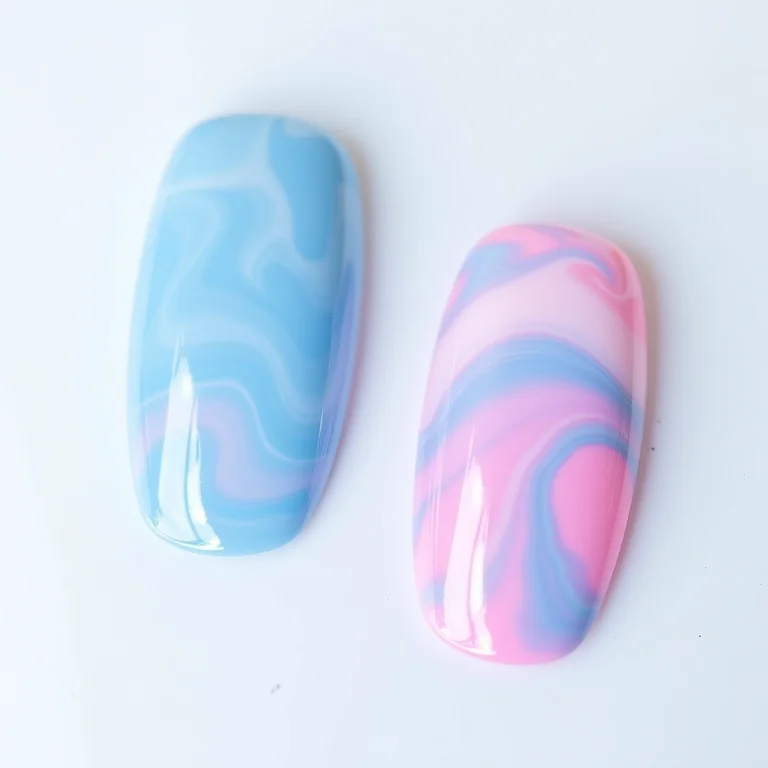 Unhas marmorizadas azul e rosa