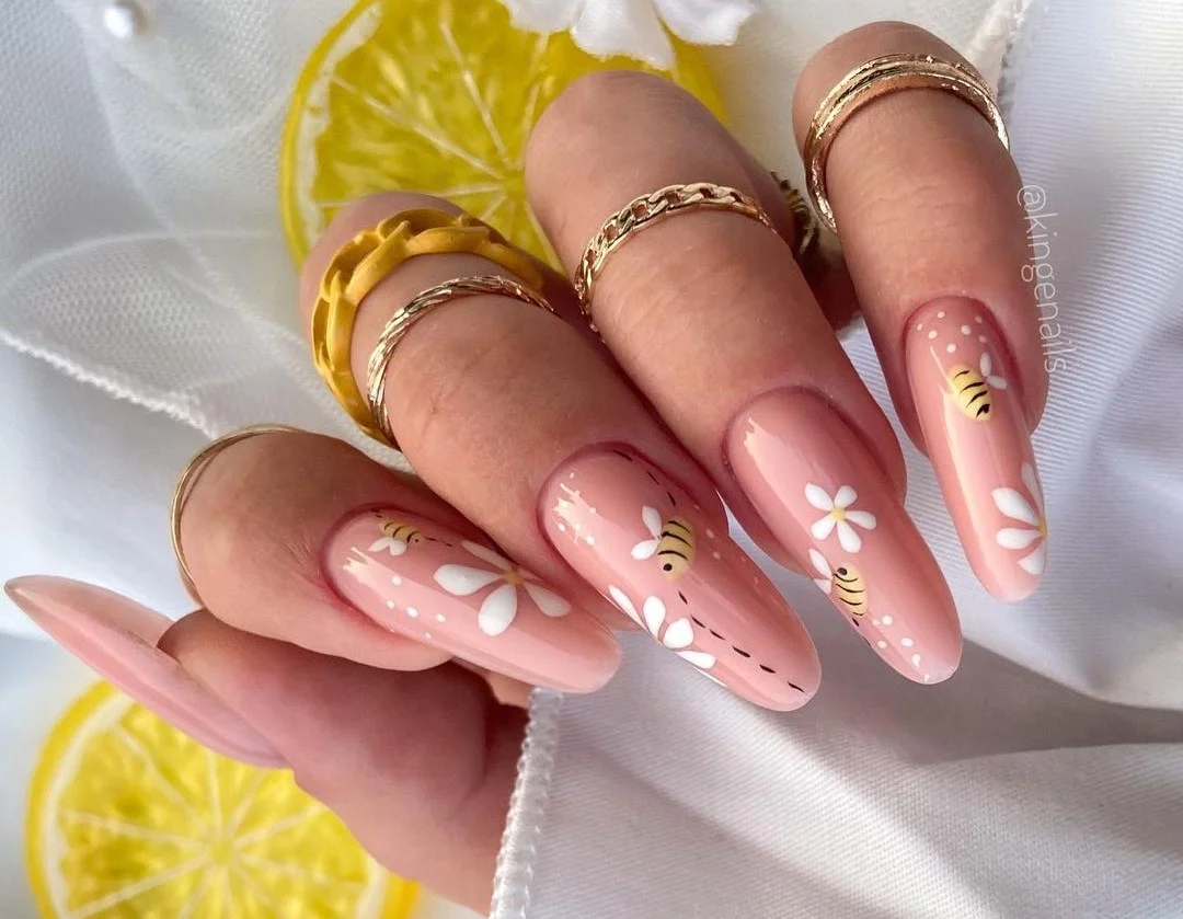 Delicadeza Floral: Unhas Clarinhas com Mini Margaridas - detalhe