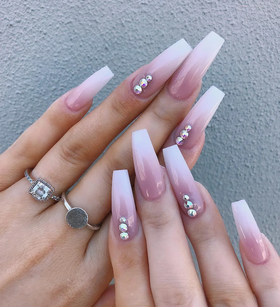 Brilho Sutil: Unhas Bailarina com Glitter Degradê 