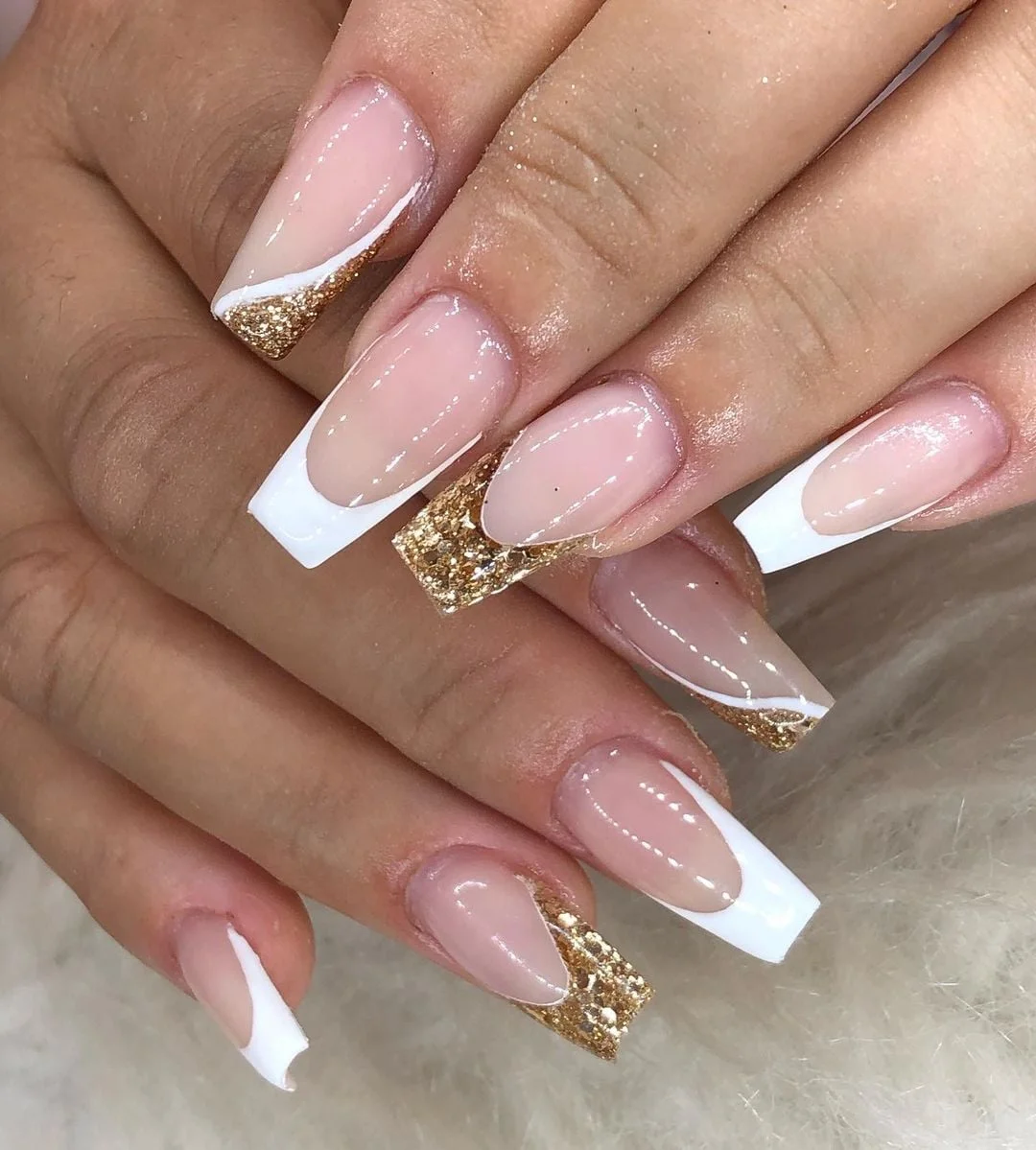 Francesinha com Foil Dourado: Luxo e Sofisticação nas Pontas dos Dedos - detalhe