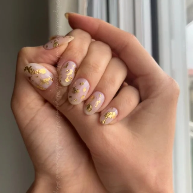 Unhas Minimalistas com Detalhes em Folha de Ouro: Luxo Sutil - detalhe