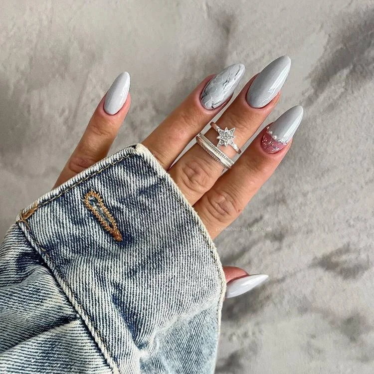 Unhas com Efeito Mármore Suave em Tons de Cinza - ideia