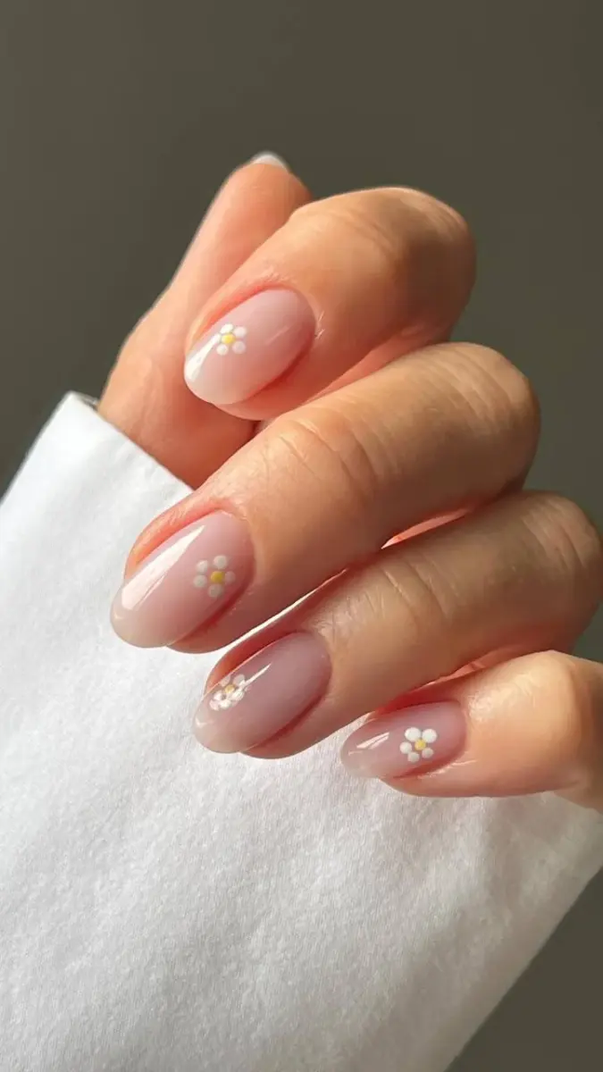 Delicadeza Floral: Unhas Clarinhas com Mini Margaridas - ideia