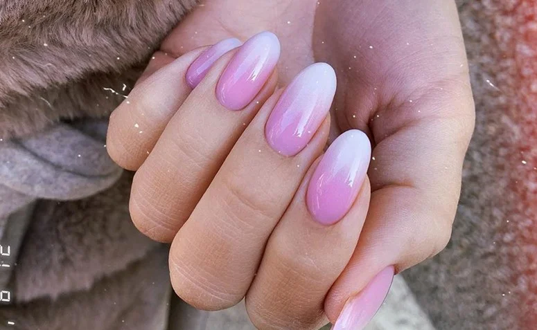 Brilho Sutil: Unhas Bailarina com Glitter Degradê 