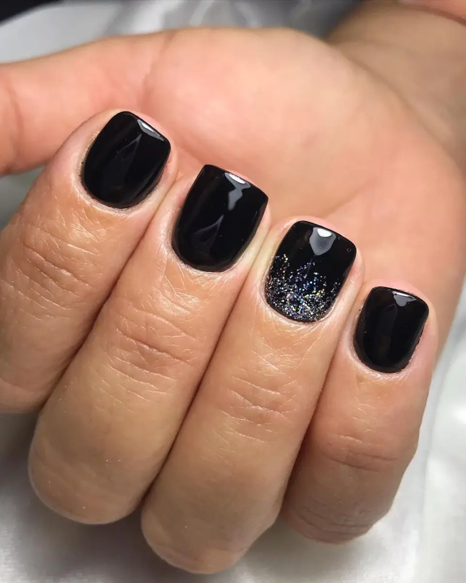 Unhas Curtinhas e Modernas: O Poder do Preto em Versões Mini - inspiração