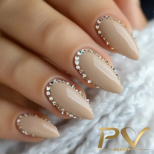 Nude Elegante com Aplicações de Strass - detalhe