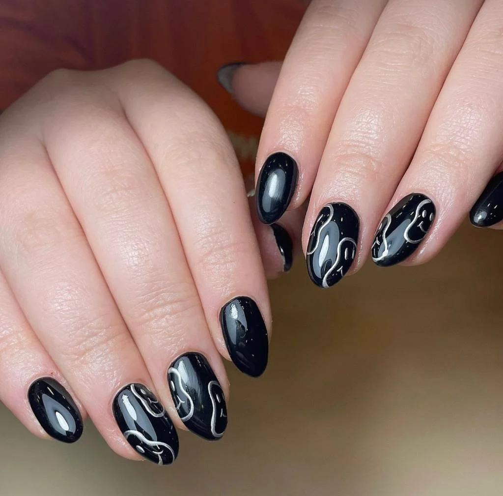 Unhas Curtinhas e Modernas: O Poder do Preto em Versões Mini - detalhe