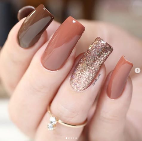 Unhas com Esmalte Marrom e Dourado