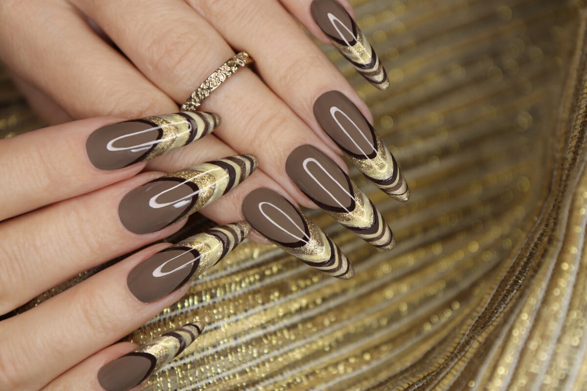 Unhas decoradas com dourado e marrom ...