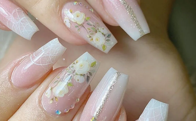 Unhas Brancas Estilo Boho com Desenhos Étnicos: Uma Viagem de Estilo - inspiração