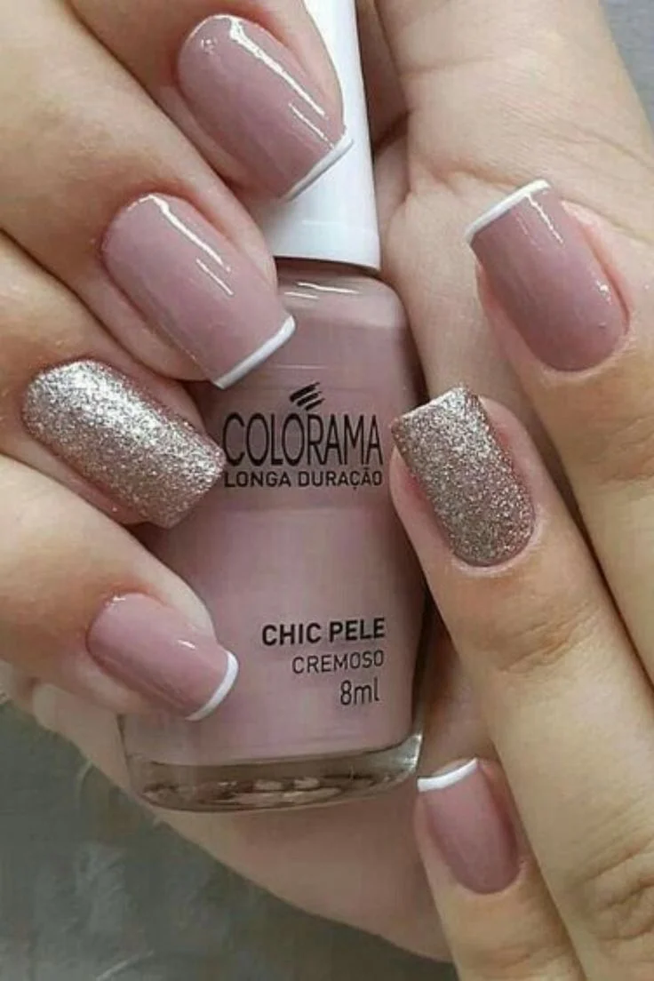 Delicadeza em Renda: Unhas Nude Rosê com Aplicações de Renda - ideia
