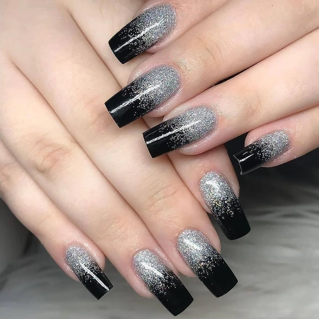 Elegância em Preto: Unhas de Fibra com Acabamento Fosco e Aplicações de Strass - inspiração