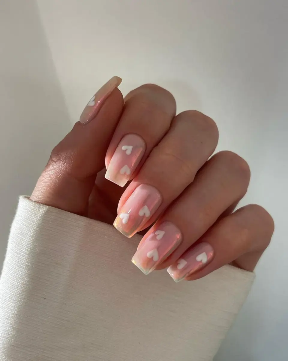 Elegância das Pérolas: Aplicações Sofisticadas em Unhas Nude - detalhe